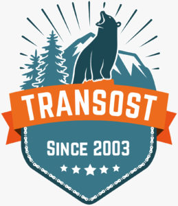Transost Logo - Bär vor Bergen und Tannen, darunter Schriftzu Transost since 2003